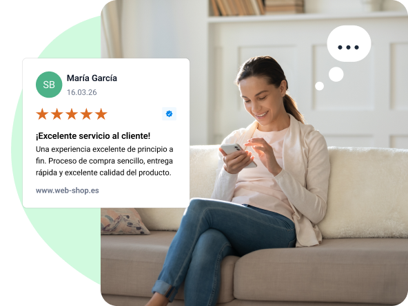 Chica leyendo una opinión en su móvil
