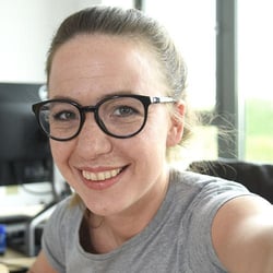 Una empleada de Trusted Shops sonríe para hacerse un selfie.