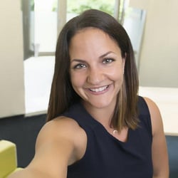 Una empleada de Trusted Shops sonríe para hacerse un selfie.