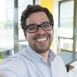 Un empleado de Trusted Shops sonríe para un selfie.