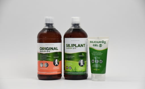 Varios productos de la marca Silicium se exponen delante de una pared rosa.